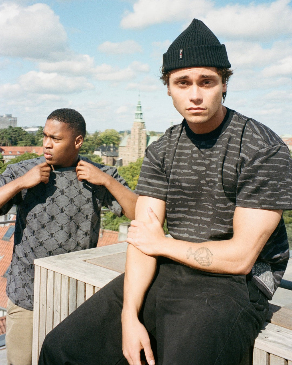 Le Fix K-Stripe Box T-Shirt I Grå/Sort