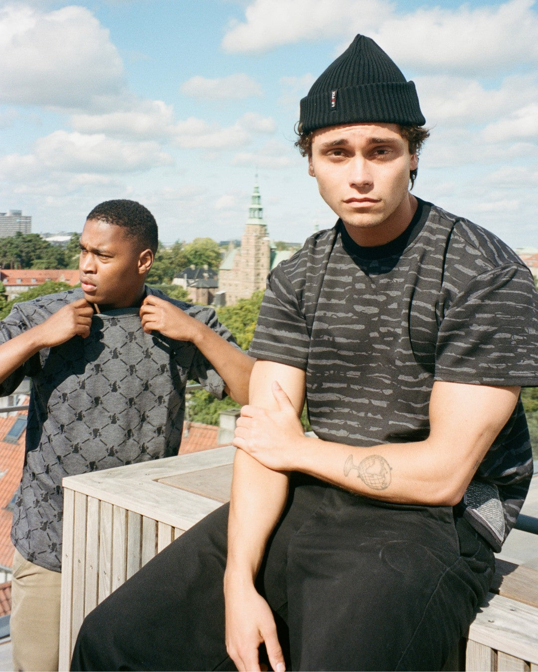 Le Fix K-Stripe Box T-Shirt I Grå/Sort