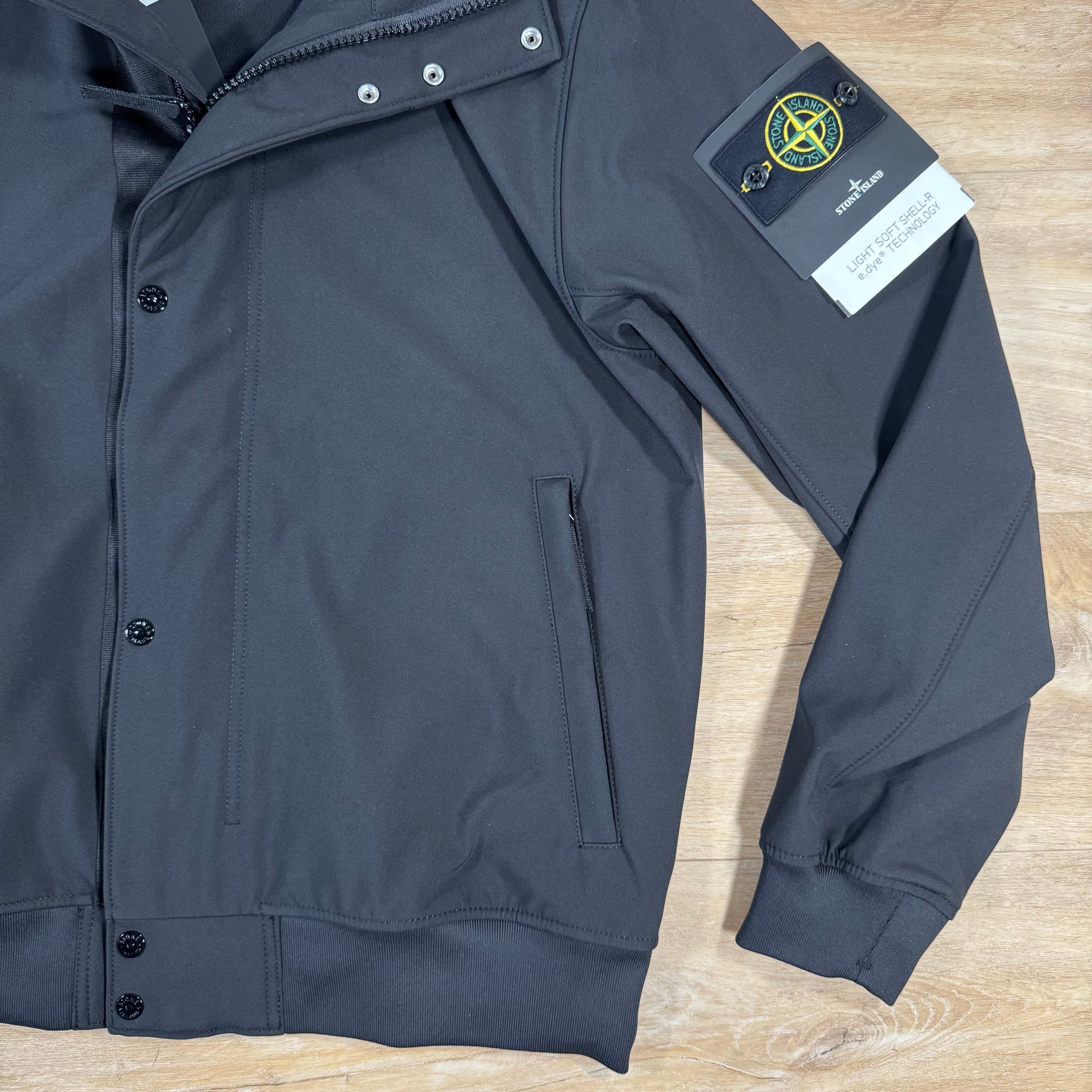 Stone Island Light Soft Shell-R Jacket in Black -Usfansport