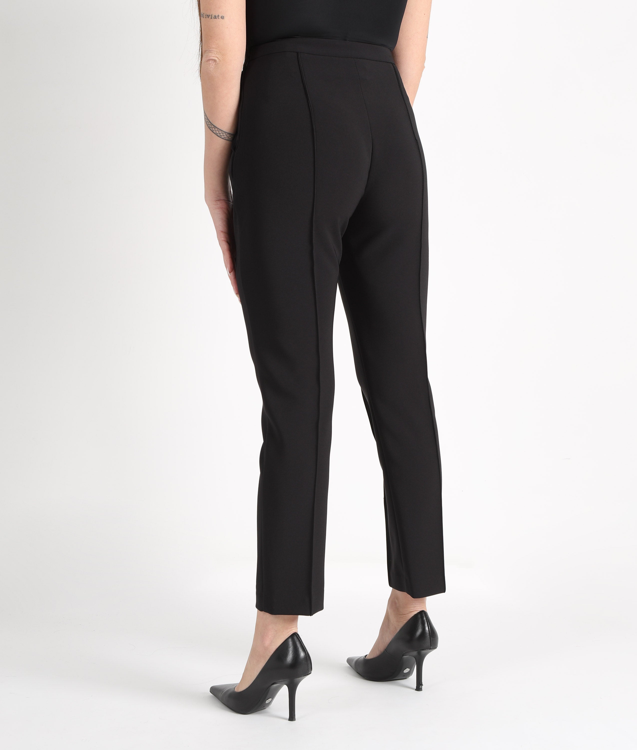 ELISABETTA FRANCHI Pantaloni in crÃªpe con tasche e placca logo