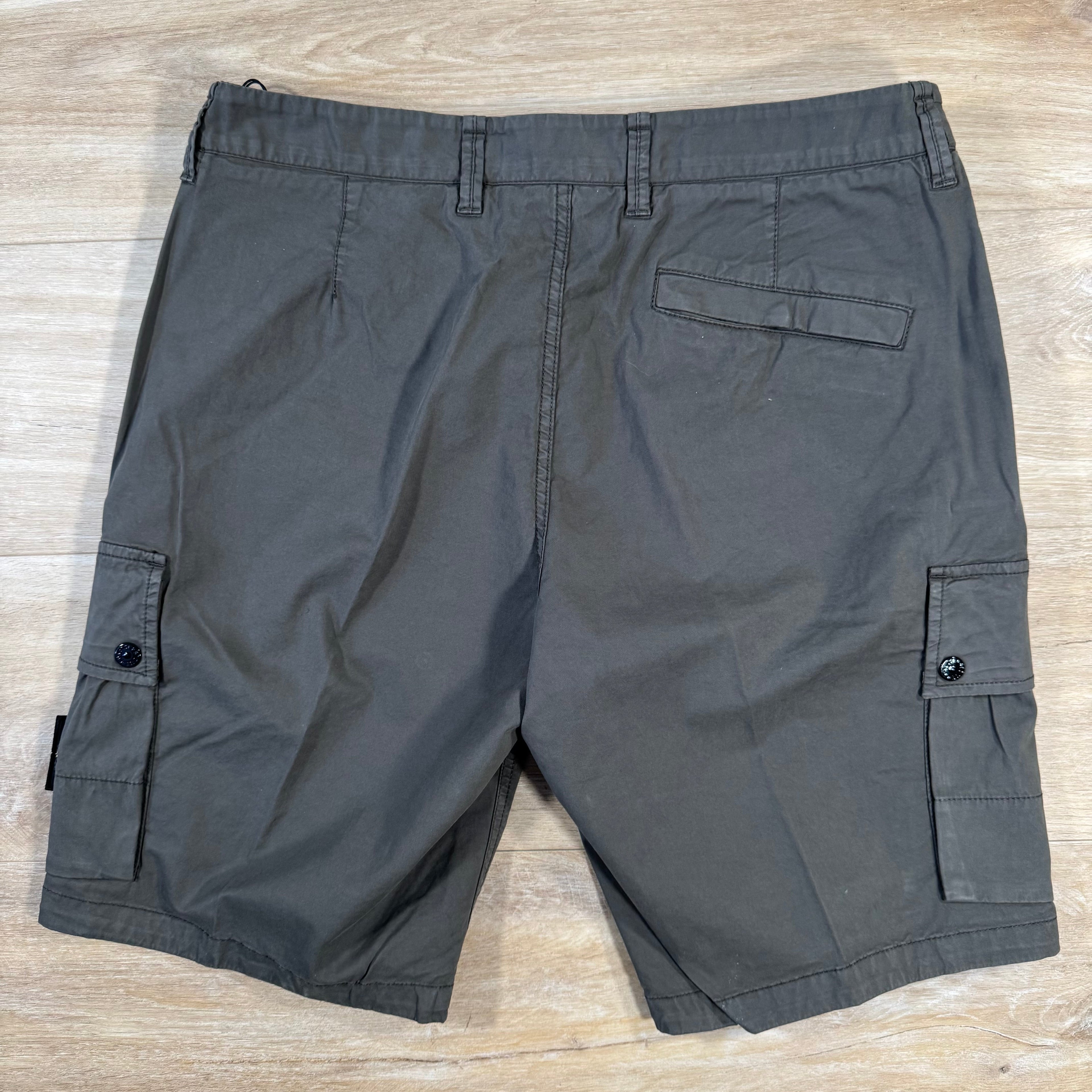 Stone Island Supima Twill Stretch-TC Cargo Bermuda Shorts in Military Green -Usfansport