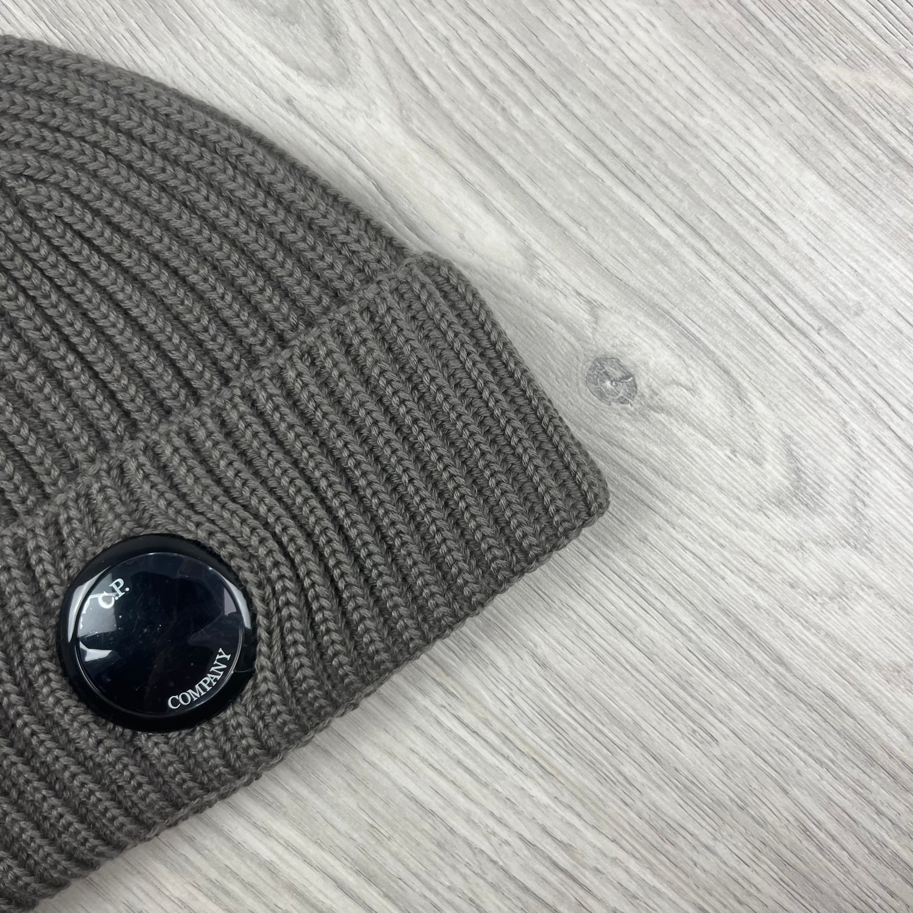 CP Company Lens Beanie - Walnut -Usfansport