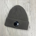 CP Company Lens Beanie - Walnut -Usfansport