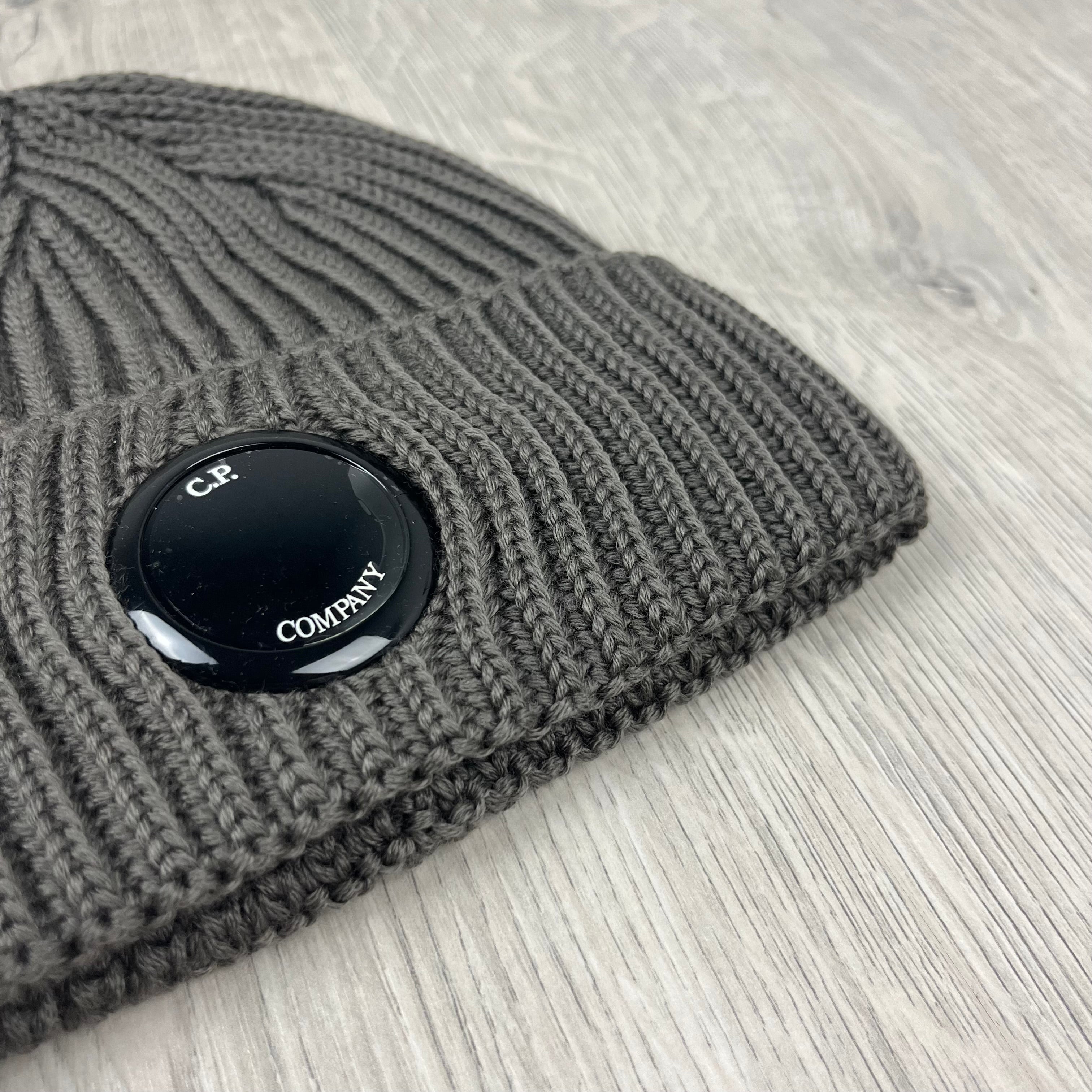 CP Company Lens Beanie - Walnut -Usfansport