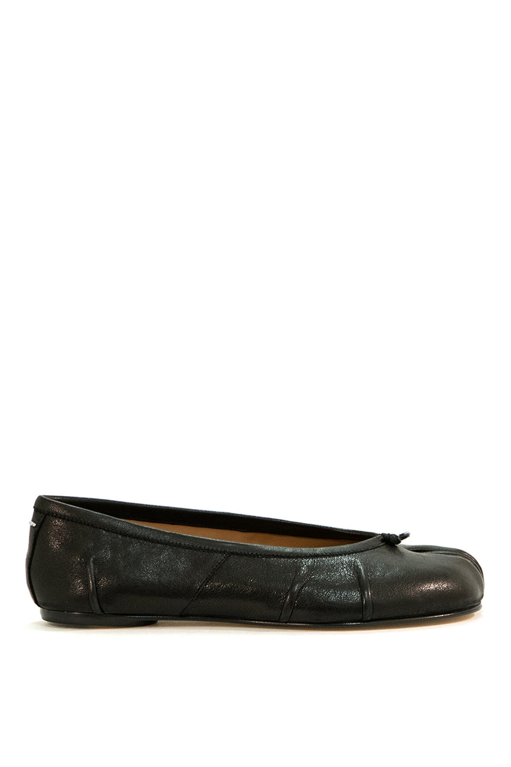 Ballerina Tabi in pelle colore nero.