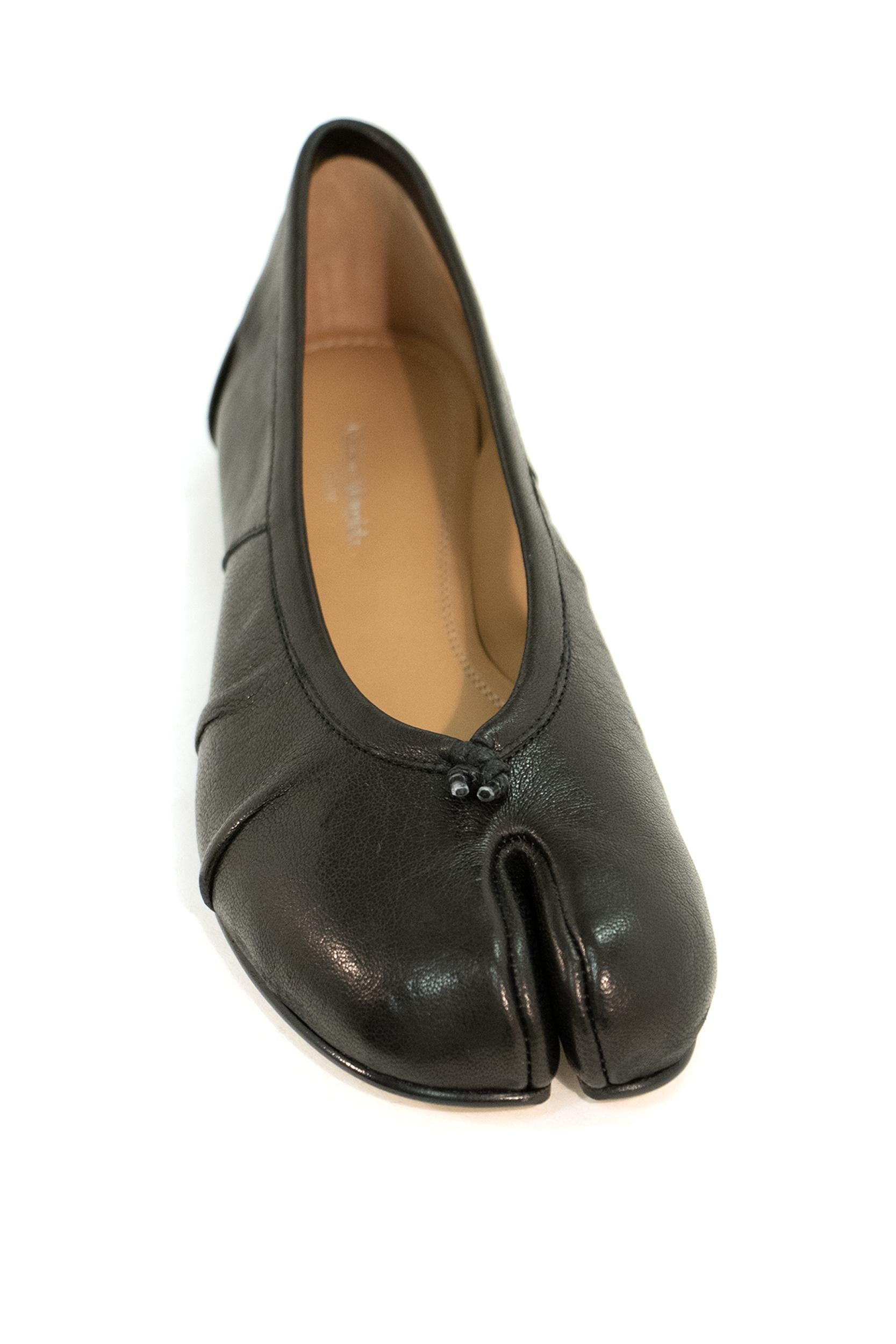Ballerina Tabi in pelle colore nero.