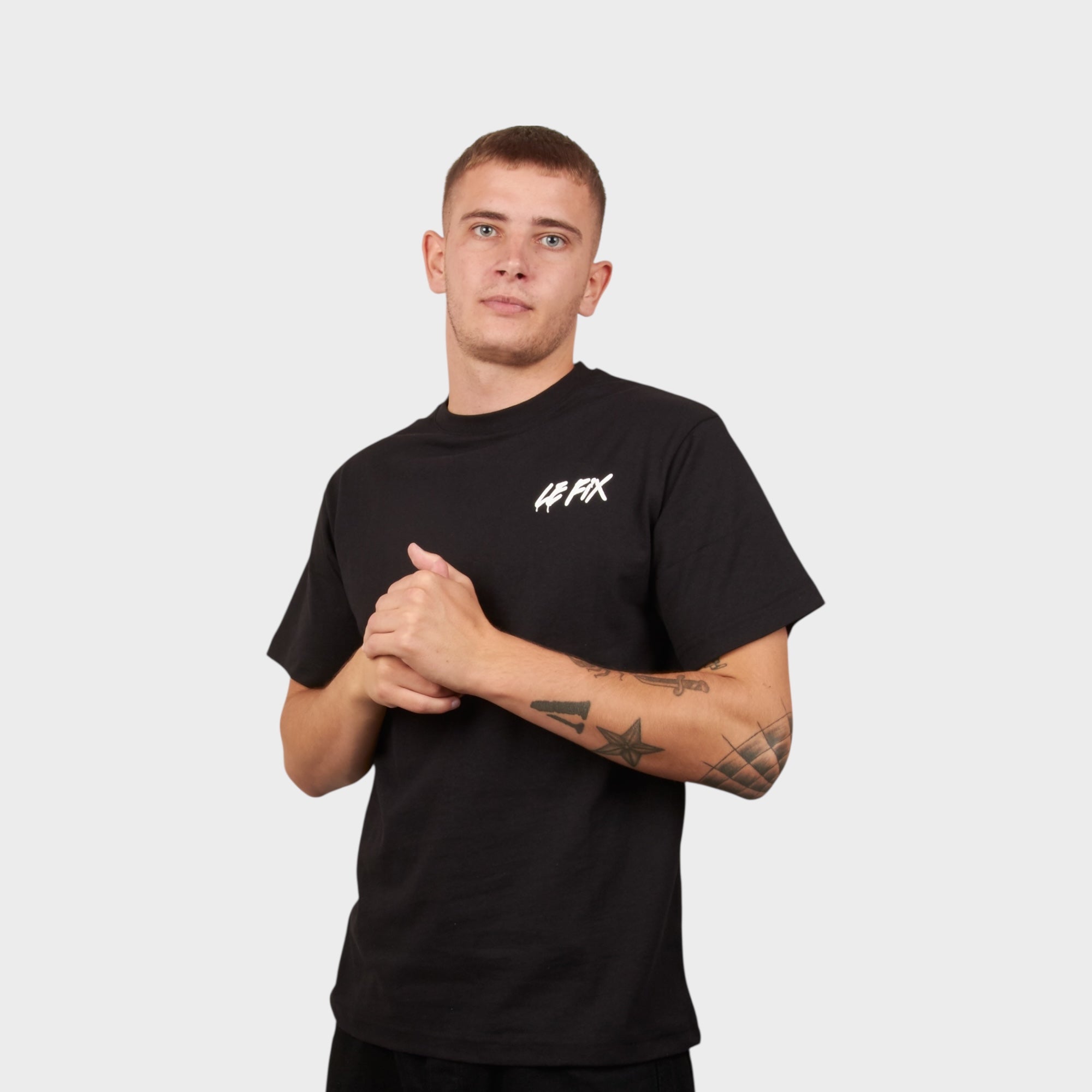 Le Fix Spray Kaj Tee I Sort